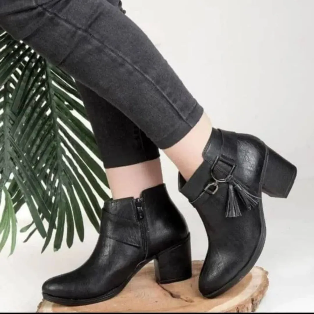 نیم بوت مدل منگوله پاشنه ۷ سانت